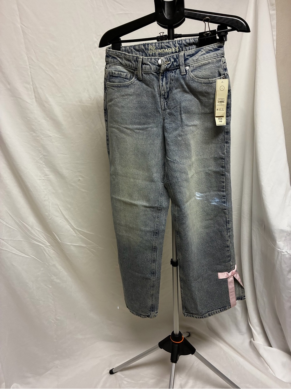Women's Light Gray Cropped Jeans with Pink Bow New With Tags Size 0